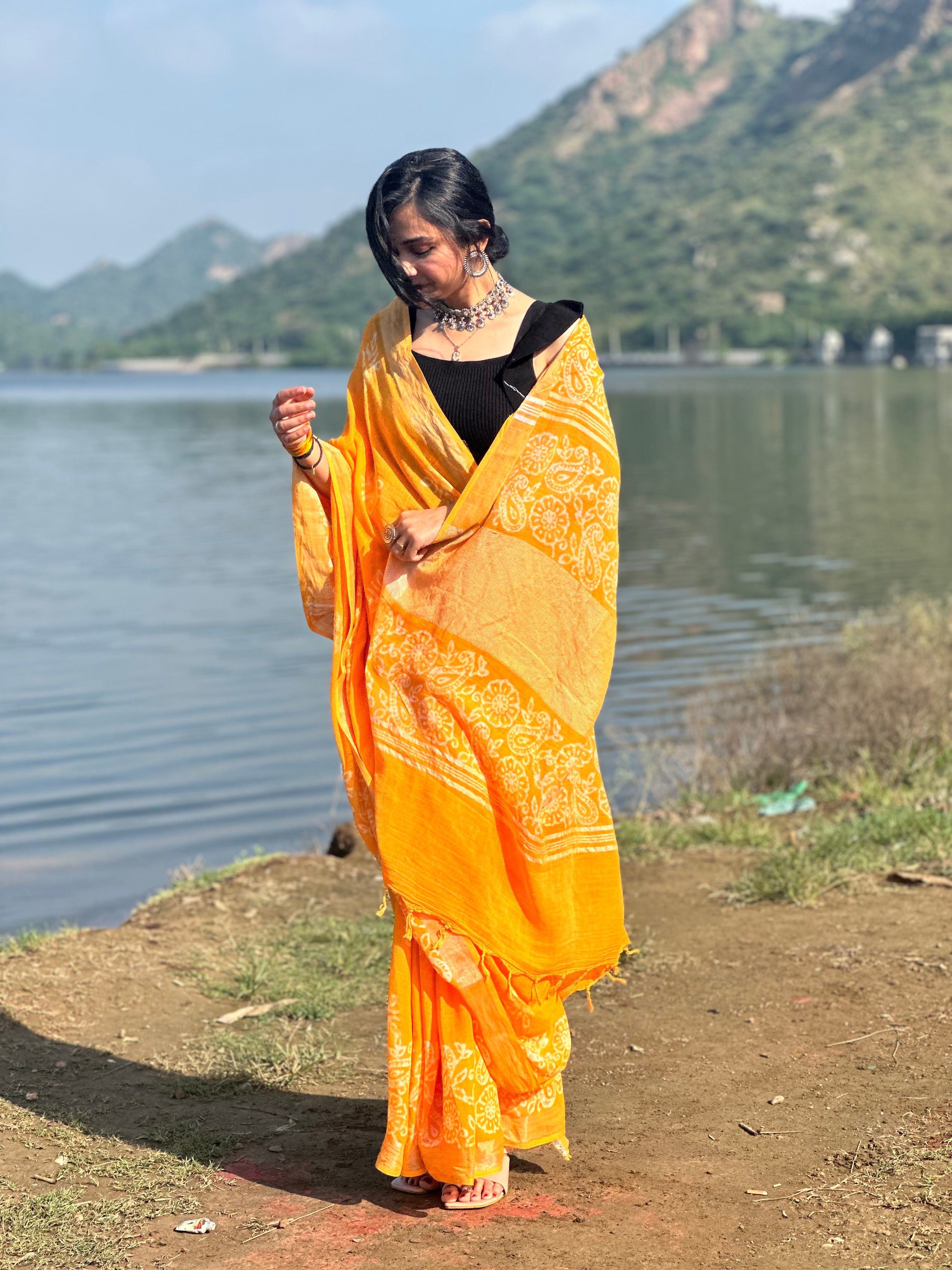 Golden Glow Linen Saree